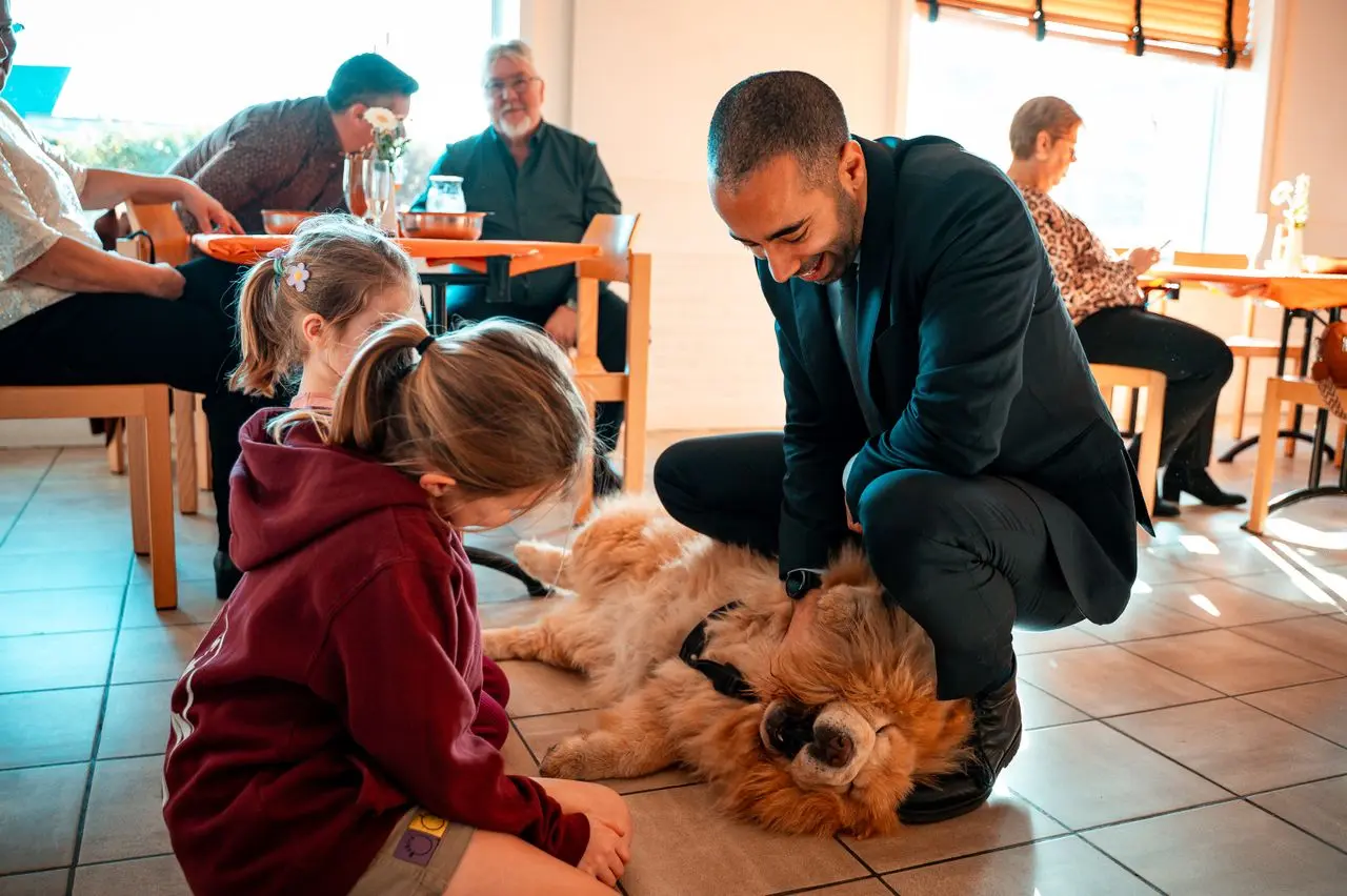 Maatschappelijke activiteit met kinderen, volwassenen en een begeleider